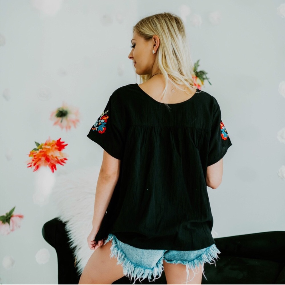 💜ONLY 1 LEFT💜Black Embroidered Top - Picture 3 of 4